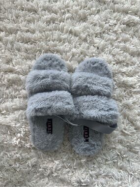 FINDs Plush Faux Fur Slide Slippers in Light Gray